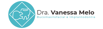 Marca completa da Dra. Vanessa Melo Bucomaxilofacial, são um ícone redondo verde com dois dentinhos desenhados um de pé e um deitado, lado a lado, brancos, dentro de um losangulo branco. Ao lago está escrito: Dra. Vanessa Melo Bucomaxilofacial e Implantodontista