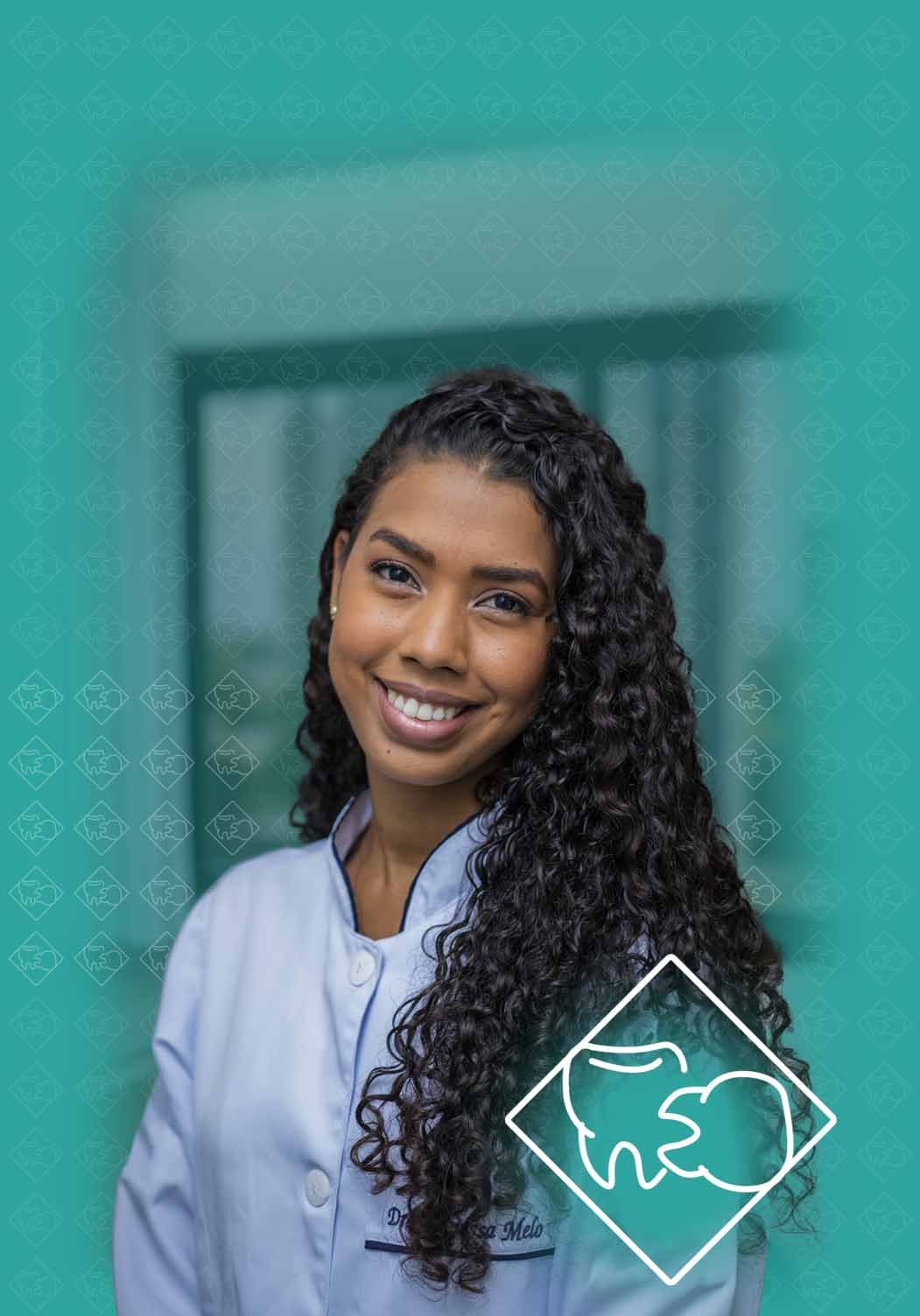 Dra. Vanessa Melo Bucomaxilofacial - foto montagem com a Doutora de jaleco branco sorrindo junto a sua marca que são dois dentinhos desenhados um de pé e um deitado lado a lado dentro de um losangulo